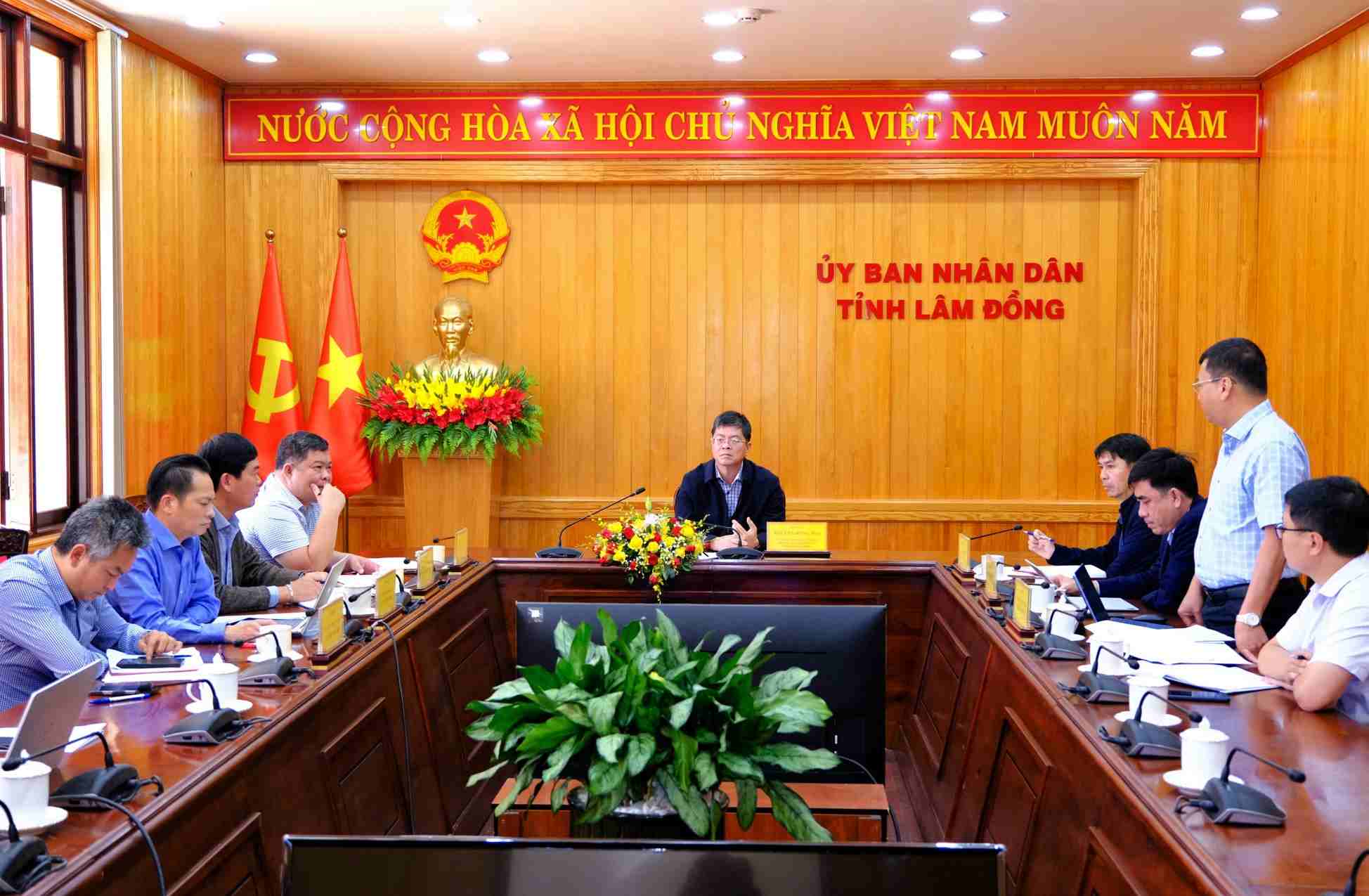 Ông Nguyễn Hồng Hải - Phó Chủ tịch Thường trực UBND tỉnh Lâm Đồng chủ trì buổi làm việc tháo gỡ các vướng mắc liên quan hai dự án bãi đỗ xe
