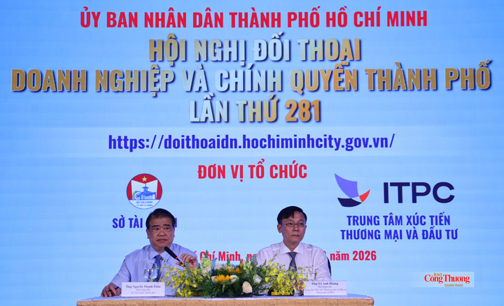 Lãnh đạo Sở Tài chính đối thoại trực tiếp với doanh nghiệp tại sự kiện.