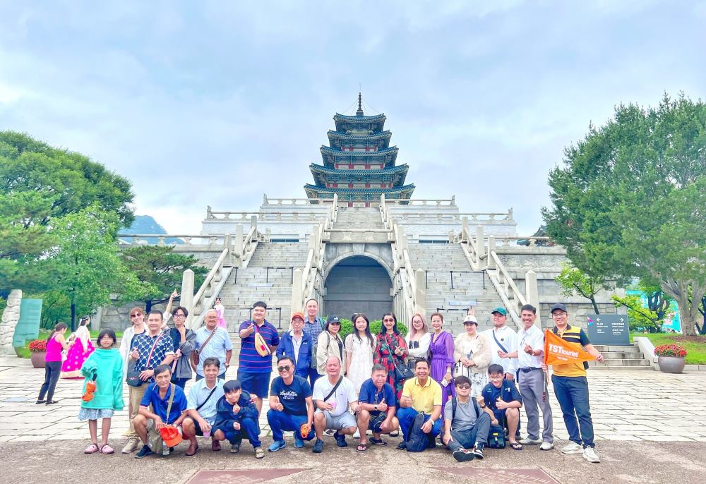 Du lịch hè 2024: Tour ngoại đắt khách, tour nội địa vẫn