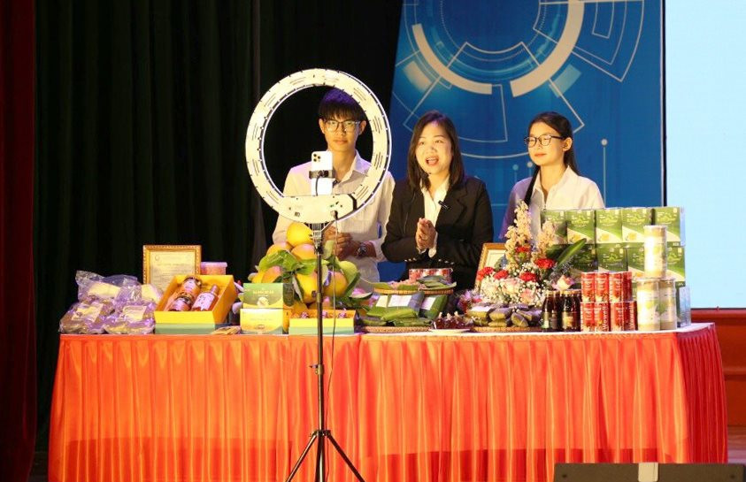 nguoi-dan-huyen-dan-phuong-.jpg